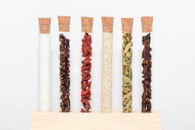 Cam şişelerdeki çeşitli baharatlar. Yemek, kakule, hindistan cevizi, karanfil, yıldız anason, goji üzümü için ev yapımı baharatlar..