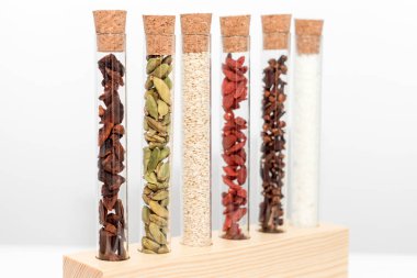 Cam şişelerdeki çeşitli baharatlar. Yemek, kakule, hindistan cevizi, karanfil, yıldız anason, goji üzümü için ev yapımı baharatlar..