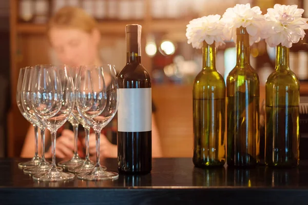 Bartender girl pours wine into glasses. Restaurant bar, wine party — ストック写真