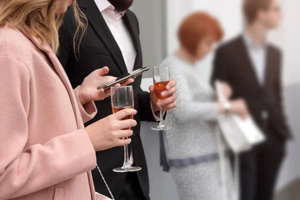 Moderne feeststijl - Een groep jongeren met een bril met mousserende wijn en smartphones. — Stockfoto