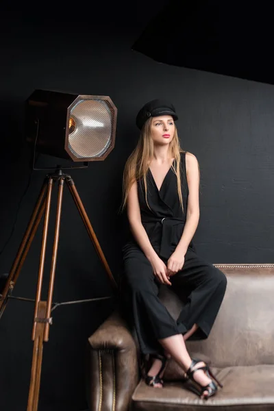 Blondes Model posiert im dunklen Studio. junges attraktives Mode-Model posiert auf dunklem Hintergrund — Stockfoto
