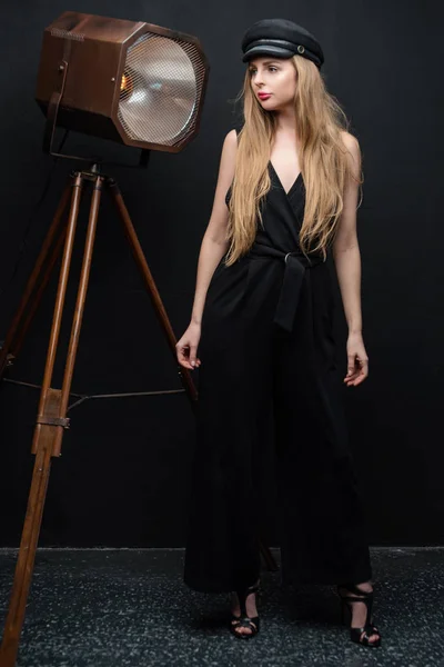 Blonde model posing in dark studio. Young attractive fashion model posing on dark background — Stock Photo, Image
