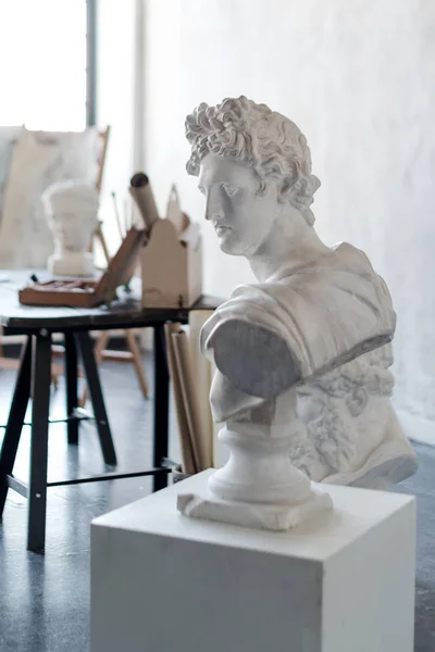 Бог Аполлон кидає скульптуру. Давньогрецький бог Сонця і поезія Пластер копіюють мармурову статую на грандіозному бетонному фоні стіни в студії. Копічний простір для тексту. — стокове фото
