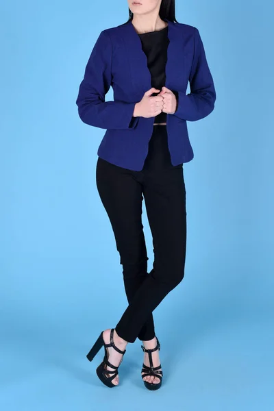 Vrouw brunette haar draagt blauwe kleur mode kleding, zakelijke stijl voor kantoor. Model dragen stijlvolle trend kleding klassiek blauw 2020 katoen casual stijl. Studio shot op lichtblauwe achtergrond — Stockfoto
