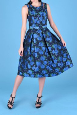 Mavili kıyafetler giyen esmer kadın, ofis için iş elbisesi. Model modaya uygun kıyafetler giyer klasik mavi 2020 pamuk günlük tarz. Açık mavi arkaplanda stüdyo çekimi