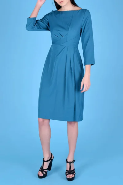 Žena brunetka vlasy nosí modré barvy módní oblečení, obchodní styl šaty pro úřad. Model nosit stylový trend oblečení klasické modré 2020 bavlna ležérní styl. Studio záběr na světle modrém pozadí — Stock fotografie