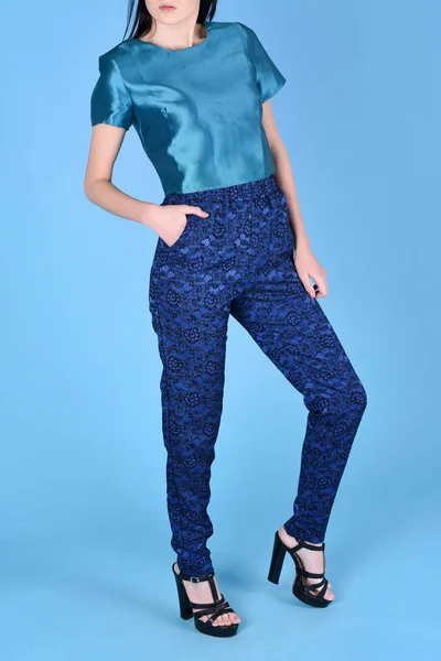 Mujer morena cabello vistiendo ropa de moda de color azul, estilo de negocio para oficina. Modelo de desgaste ropa de tendencia con estilo clásico azul 2020 algodón estilo casual. Estudio sobre fondo azul claro — Foto de Stock