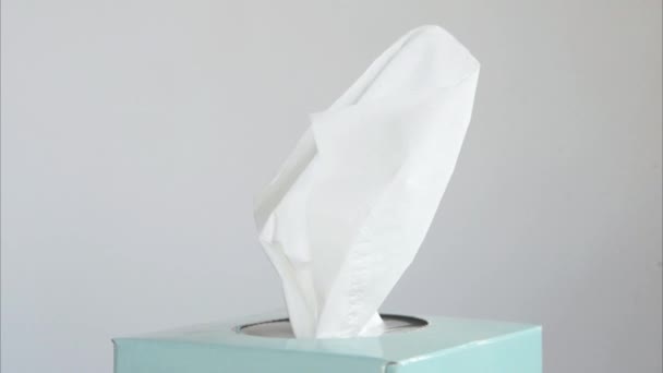 Rotierende Servietten, Papiertaschentücher. weiße hygienische Einwegprodukte in Schachtel auf grauem Hintergrund. Körperpflegeprodukte. Küchenutensilien — Stockvideo