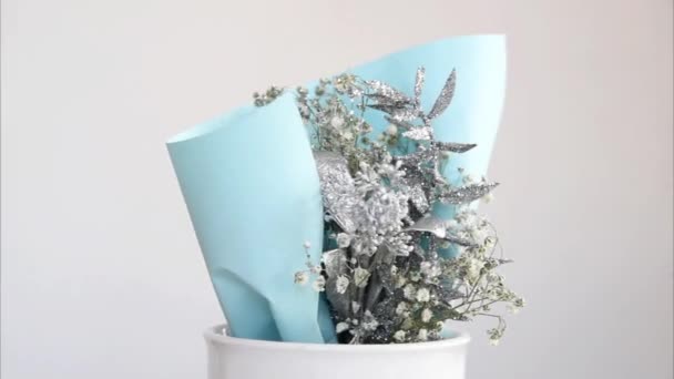Bloemen, boeket, rotatie, bloemige samenstelling van droge bladeren geschilderd in zilver. Handgemaakte decoraties geschilderd in zilver met spray. — Stockvideo