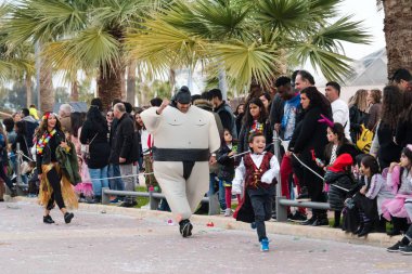 Limasol, Kıbrıs - 3 Mart 2019: Büyük karnaval geçidi, ünlü geleneksel bahar Limasol Karnaval Geçidi 'nde kostümlü insanlar. Yıllık Avrupa karnavalı, dünyanın en önemli etkinliklerinden biri..