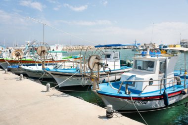 Larnaka, Kıbrıs - 13 Mart 2019: Balıkçı tekneleri Larnaka Limanı 'na demir atıp limana park ettiler.