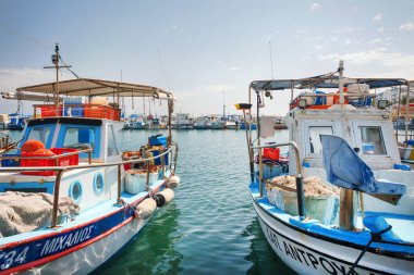 Larnaka, Kıbrıs - 13 Mart 2019: Balıkçı tekneleri Larnaka Limanı 'na demir atıp limana park ettiler.