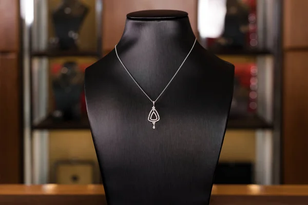 Ketting gemaakt van wit goud met diamanten op een stand in mode sieraden boetiek. Zwarte standaard hals met luxe sieraden, dames accessoires in etalage. — Stockfoto