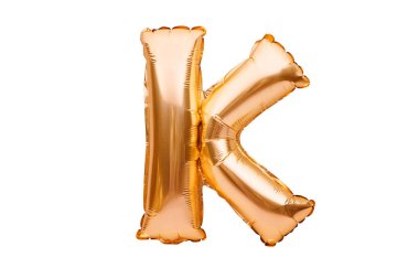K harfi beyaz üzerine izole edilmiş altın şişirilebilir helyum balonundan yapılmıştır. Altın folyo balon yazı tipi büyük harf alfabe kümesinin bir parçası