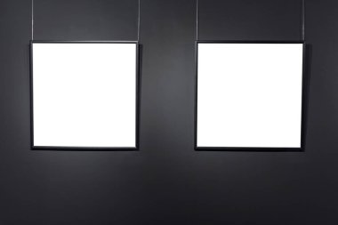 Siyah tuğla duvarda boş kare çerçeveler. Boş uzay posterleri ya da doldurulmayı bekleyen sanat çerçeveleri. Kare Siyah Çerçeve Model