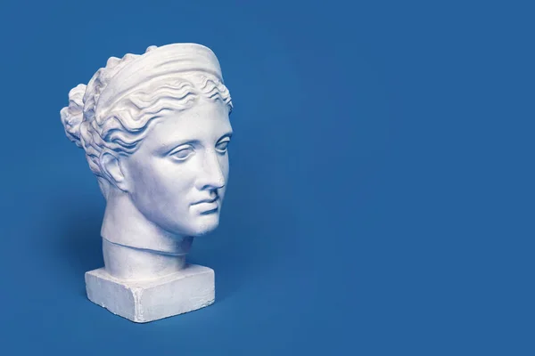 Mármore cabeça de mulher jovem, antigo busto deusa grega isolado no fundo rosa. Cópia de gesso de uma estátua Diana cabeça — Fotografia de Stock