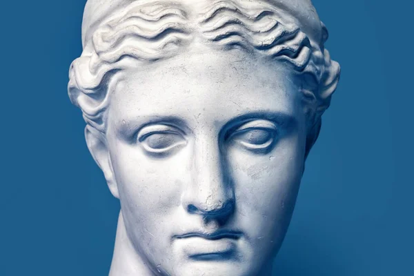 Testa di marmo di giovane donna, antica dea greca busto isolato su sfondo rosa. Copia in gesso di una statua Diana testa — Foto Stock