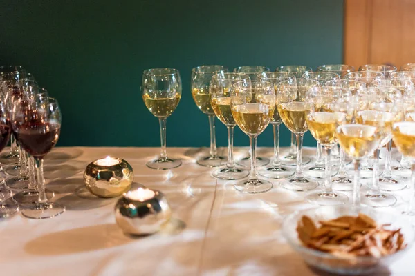ワインのグラス、列に立っている。パーティー、テーマを祝う。バーにはお酒が立ち並んでいます。ワイングラス — ストック写真