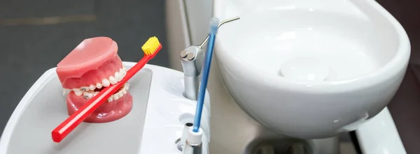 Différents instruments et outils dentaires dans un cabinet de dentistes, outils de dentiste — Photo