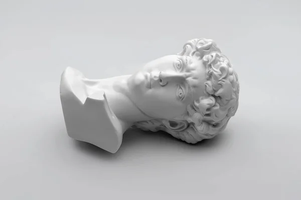 石膏半身像 大卫的头像米开朗基罗的大卫雕像石膏复制品 灰色背景 古希腊雕塑 英雄雕像 — 图库照片