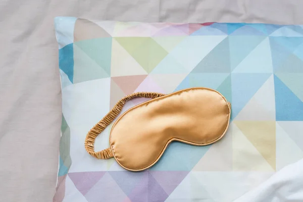 ベッドの上で黄金の睡眠眼マスク トップビュー おやすみ フライトと旅行のコンセプト 甘い夢 シエスタ 不眠症 リラクゼーション 疲れた 旅行のコンセプト — ストック写真
