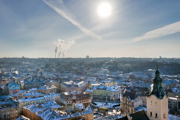 リヴィウ ウクライナでダウンタウンに市庁舎から冬のパノラマ ビュー 古い建物 雪で覆われた屋根 — ストック写真