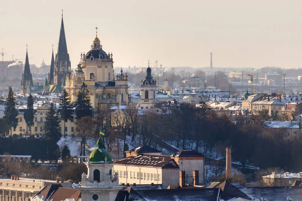 Belediye Binası kış panorama manzara üzerinde şehir merkezinde Lviv, Ukrayna. Eski binalar. Karla kaplı çatıları