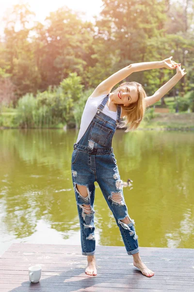 Beautiful Young Woman Doing Stretching Exercise Park Lake — Stock Photo, Image