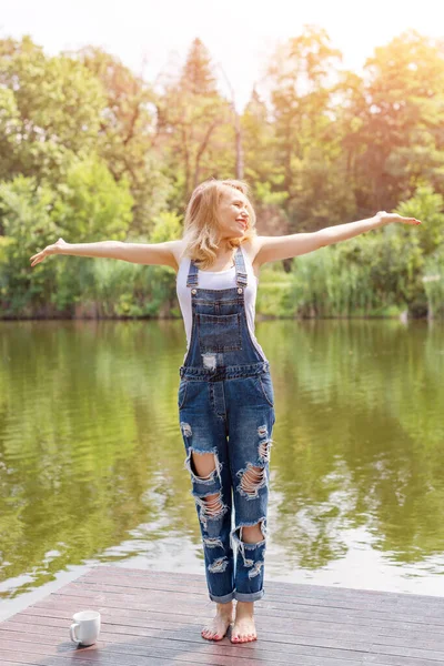 Beautiful Young Woman Basking Rays Bright Spring Sun Park Lake — Stock Photo, Image