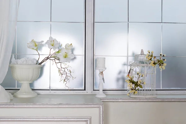 Ljus Klassisk Vardagsrum Interiör Med Blommor Lyxiga Lägenheter — Stockfoto