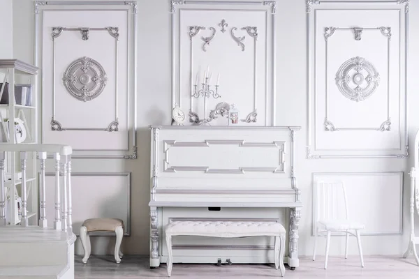 Ljus Klassisk Vardagsrum Interiör Med Piano Lyxiga Lägenheter — Stockfoto