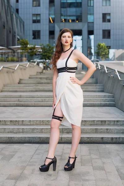 Junge Schöne Sexy Frau Trendigem Outfit Weißem Kleid Und Lederschwertgürtel — Stockfoto