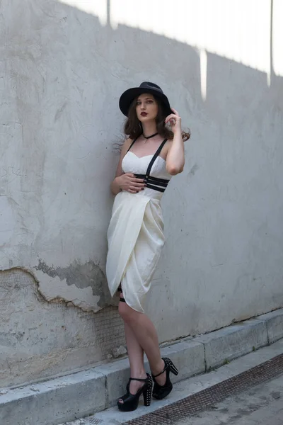 Mladá Krásná Sexy Žena Módní Oblečení Bílé Šaty Černý Klobouk — Stock fotografie