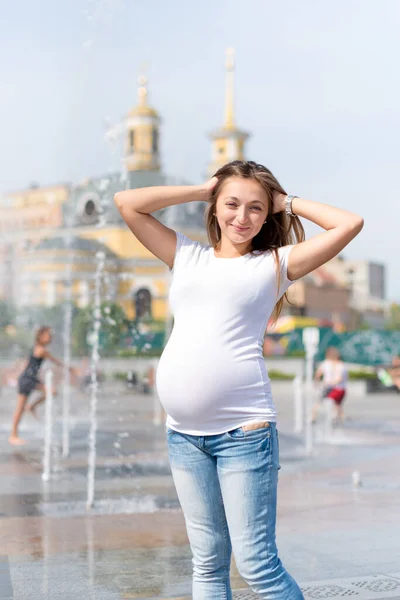 美丽的孕妇在城外的散步广场上靠近喷泉 在公园里放松的女人 — 图库照片