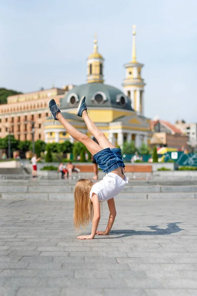 Active Kid Girl Gymnast Stretching Doing Splits Street Young Girl — Stock Photo, Image