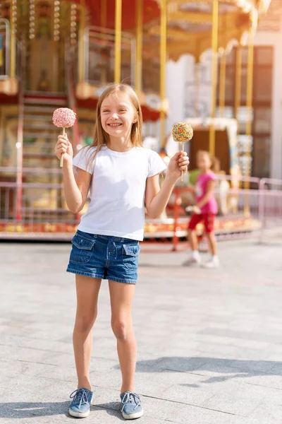 Cute Little Girl Eating Candy Apple Posing Fair Amusement Park — Stock Photo, Image