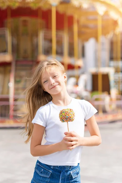 Söt Liten Flicka Äter Godis Äpple Och Poserar Mässan Nöjesparken — Stockfoto