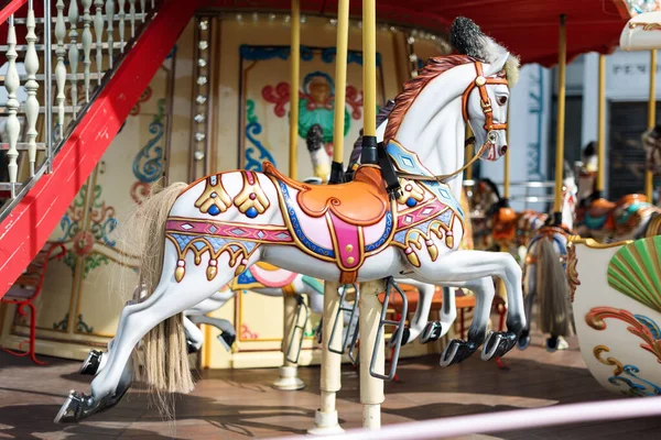 カーニバルメリーゴーラウンドで馬 休日の公園で古いフランスのカルーセル 遊園地でのフェアでのビッグラウンド — ストック写真