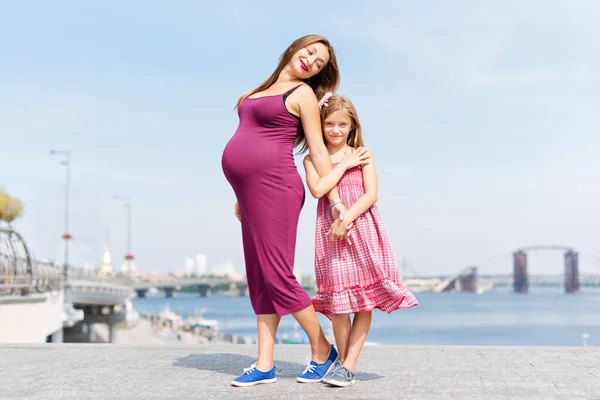 Familia Feliz Madre Embarazada Hija Pequeña Niña Caminando Abrazándose Terraplén — Foto de Stock