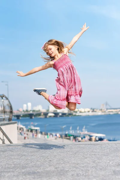 Active Kid Girl Gymnast Jumping Dancing Street Young Girl Acrobat — Stock Photo, Image