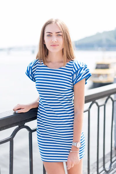 Bella Giovane Donna Godendo Sole Buona Giornata Calda Vicino Fiume — Foto Stock