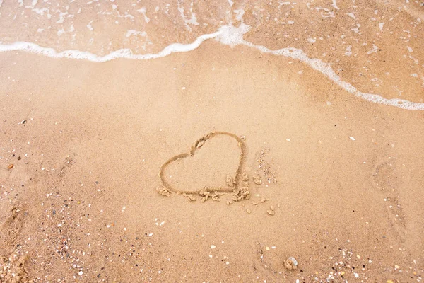 Corazón Dibujado Sobre Una Arena Playa Con Ola Del Mar —  Fotos de Stock