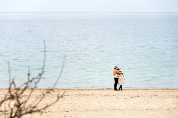 Happy Loving Couple Embracing Wearing Warm Clothes Standing Ocean Coast — Stock Photo, Image