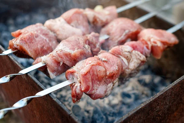 Nyers Húst Grillezünk Kültéri Grillsütőn Hús Grillezés Faszén Grillen Pikniken — Stock Fotó