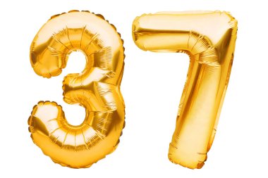 37 numara. Beyaz üzerinde izole edilmiş altın şişirilebilir balonlardan yapılmış 37 numara. Helyum balonları, altın folyo numaraları. Parti dekorasyonu, bayram yıldönümü tabelası, kutlama, doğum günü, karnaval