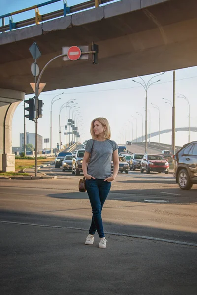 Blond Ung Kvinna Går Och Poserar Soliga Gatan Kvinnan Promenerar — Stockfoto
