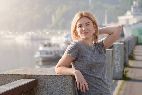 Ung Blond Kvinna Njuter Stadsutsikt Från Bron Underbar Kvinna Som — Stockfoto