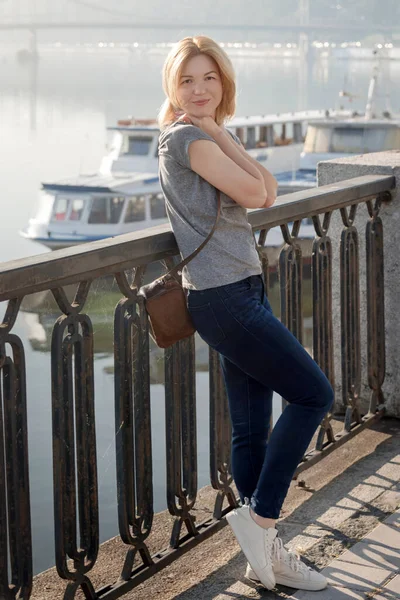 Mujer Rubia Joven Disfrutando Vista Ciudad Desde Puente Una Mujer — Foto de Stock