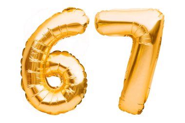 67 numara, beyaz üzerinde izole edilmiş altın şişirilebilir balonlardan yapılmış. Helyum balonları, altın folyo numaraları. Parti dekorasyonu, bayram yıldönümü tabelası, kutlama, doğum günü, karnaval.