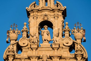 Havari Aziz James 'in heykeli. Santiago de Compostela Katedrali, İspanya. Santiago de Compostela 'daki Obradeiro Meydanı Eski hacı rotalarının bitiş noktası, Camino de Santiago veya St. James Yolu.
